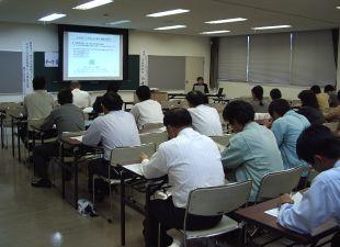職員たちが会議室で研修をうけている写真