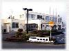 「小野市立コミュニティセンター」の写真。白い建物の全体図が遠景より撮影されている。