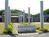 林に囲まれ、円柱の柱が建ち並ぶ、小野加東斎場「湧水苑」の写真