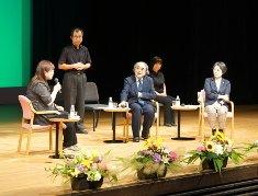 ホール上にて講師同士が語り合うような形で講演が進められている様子の写真