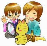両手で持った丸い手鏡を困った表情でのぞき込むトラ猫を2人の女の子が横で笑いながら見ているイラスト