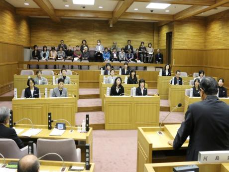 各々のグループの議場机に座る参加者たちの様子が写された、平成25年第4回女性議会の写真