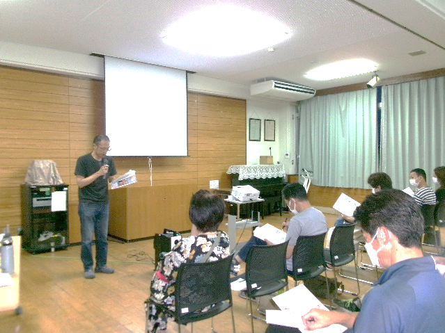 資料を見ながら講師の話を聞く参加者の様子