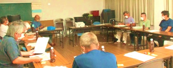 会議室で資料を読む参加者
