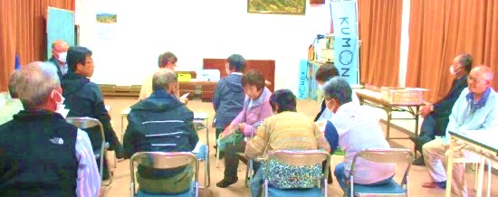 待ち時間で話し合う参加者