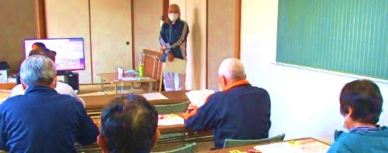 司会の話を聞く参加者