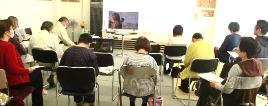 動画を見ながら資料を確認する参加者
