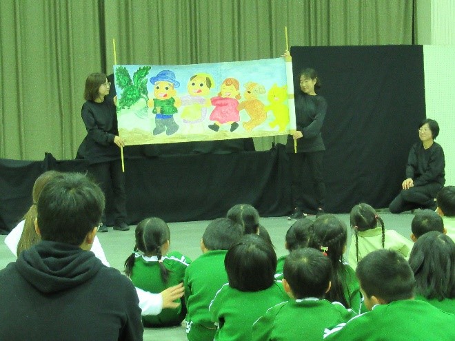 劇を見ている園児達