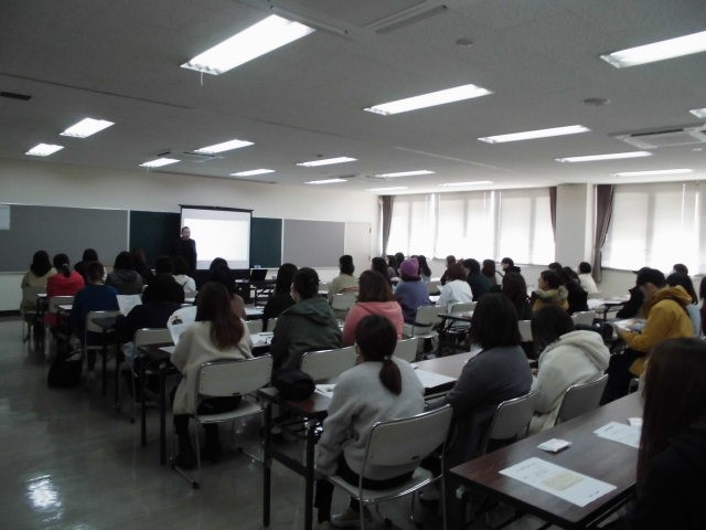 講師の前田さんの話を聞く参加者達