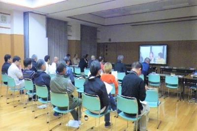 DVD「100年のバトンを受け継ぎ、そして未来へ」を視聴する様子2