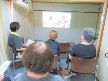 DVD「バースデイ」を視聴する様子