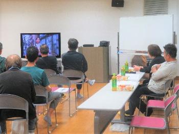 DVD「言葉があるから・・・」を視聴する様子