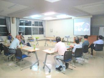 DVD「かんしん」視聴を視聴する様子