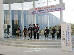 背後が全面ガラス張りの開けた雰囲気のステージで演奏を行う「のじぎく会」の写真