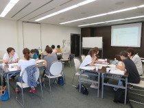 グループごとに机に分かれ、話し合いが行われている様子の写真