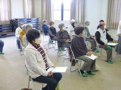間隔をあけた椅子に座り資料を手に話を聞く参加たちの写真
