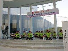 開けた明るいステージで演奏を行う「飛翔会」銭太鼓の写真
