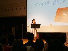 ステージに立ちバイオリン演奏をする伊藤真波さんの写真