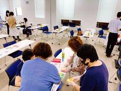 SDGsカードゲームを実際に遊んでみている人たちの写真
