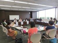 四角枠に並べた机に座り、講座が行われている様子の写真