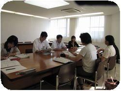 話し合いながらノートを取るグループ学習の様子の写真