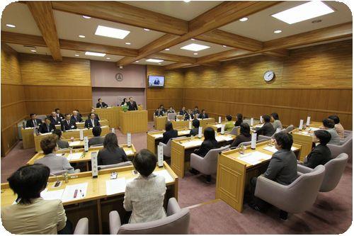 ホール内で議場机に着席し傍聴する参加者たちの女性議会の様子