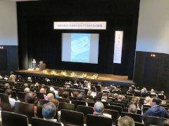 プロジェクターをもとに講演が行われている様子の写真