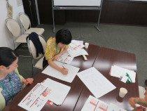 話し合った内容を紙にまとめている様子の写真