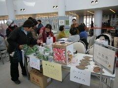地元の野菜やグッズなどが売り出されているバザーの写真