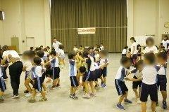 同じ体操着を着た園児たちが複数のグループに分かれ遊びを楽しんでいる写真