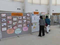 額縁に入れられた写真と手書きポップが並ぶ展示ブース一例の写真