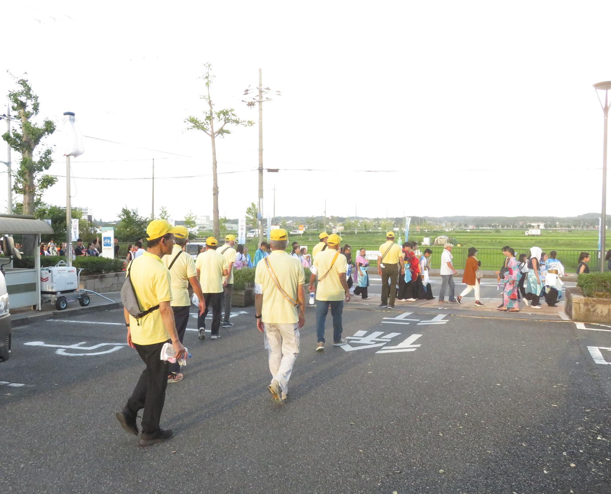 青少年補導委員会と青少年センターが、小野まつりで見回りをしている。