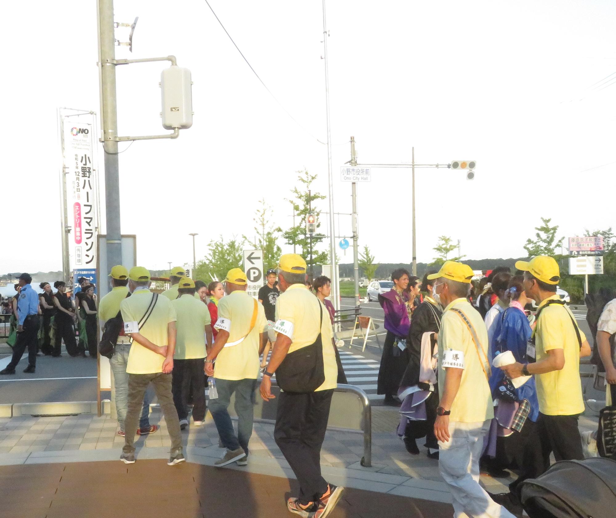 青少年補導委員会と青少年センターが、小野まつりで見回りをしている。