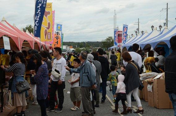 沢山の屋台が並び、人々でにぎわっている産業フェスティバルの写真