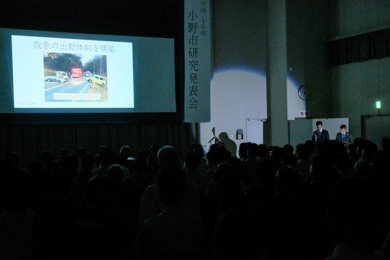 職員研究発表会においてスクリーンへの投影を利用して発表が行われている様子の写真
