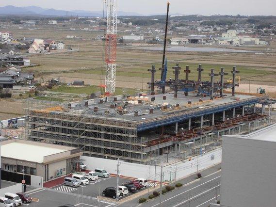 ルートイン側から撮影した工事中の新庁舎の外観の写真