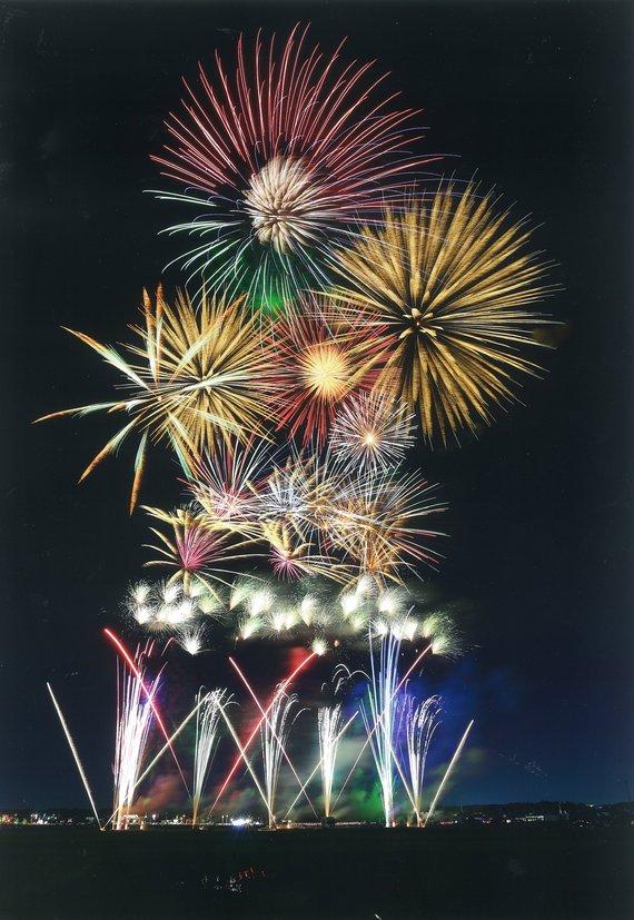 小野まつりで打ち上げられた色とりどりの花火の写真