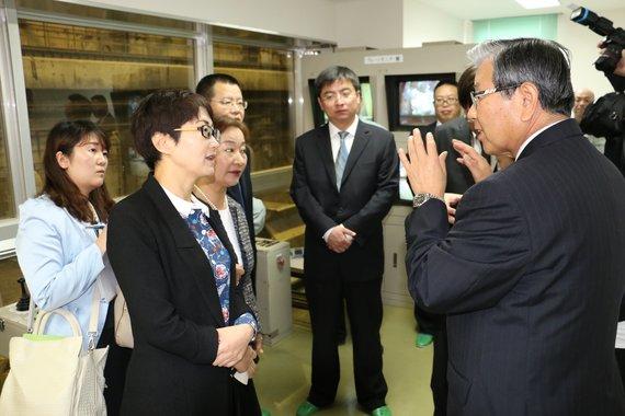 クリーンセンターに中国青海省西寧市の代表団を案内している様子の写真