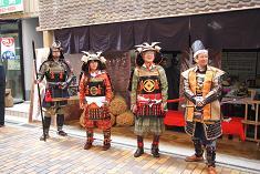武士の格好をした4人の武魂盛隆士隊の人の全身写真