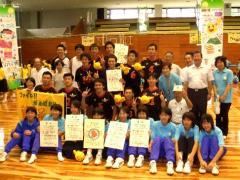 賞状や横断幕を持って集合写真を撮っている選手や関係者たちの写真