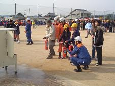 河合小学校で親子が消火訓練を行っている様子の写真