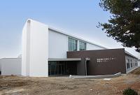2階建ての白を基調としたデザインの福祉総合支援センターの外観の写真