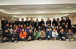 30名の書鳴初等学校の児童と先生方との記念写真