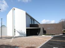 2階建ての白を基調としたデザインの小野市福祉総合支援センターの外観の写真