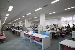 入り口を入ってすぐ高齢介護課や健康課の窓口がある小野市福祉総合支援センターの内観の写真
