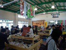 沢山の農産物が売り出されているサンパティオおので買い物をしてにぎわっている人たちの写真