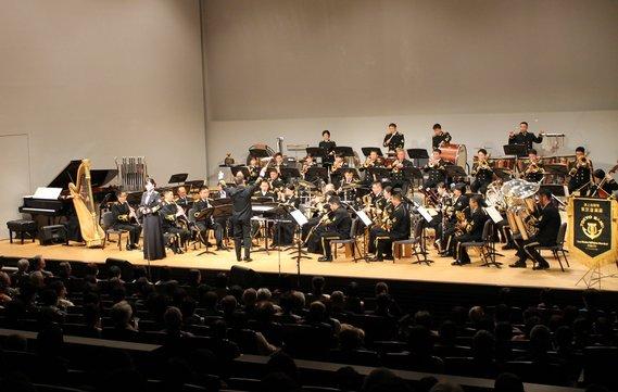 ステージの上で海上自衛隊東京音楽隊が演奏しているニューイヤーコンサートの写真