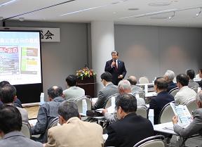 うるおい交流館エクラで開催された平成24年度小野市連合区長会総会で市長が前でプレゼンテーションをしている写真