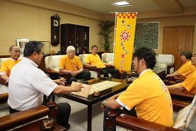 おの恋ホルモン焼きそば広め隊の人たちと市長がソファに座って話し合っている写真