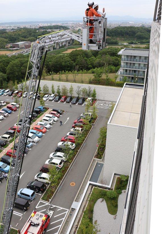 高層建築物からの救助訓練の様子を高いところから撮影した写真